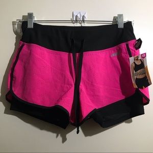 Running AvĆa shorts